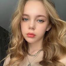 Eva Richardson (@EvaRichard496)