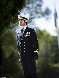 He looks so good in his camouflage uniform in these. Prince Carl Philip Of Sweden Marks Veteran Day In Uniform Daily Mail Online