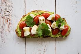 Avocado Toast Caprese Tomates Mozzarella Sur La Godiche Tartines Avocat Guacamole Tartine Avocat Gastronomie Avocat Farci