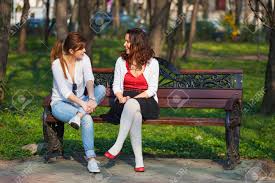 Nico ist bei der bank. Zwei Frauen Mit Einem Gesprach Beim Sitzen Auf Einer Bank Im Park Lizenzfreie Fotos Bilder Und Stock Fotografie Image 34832299