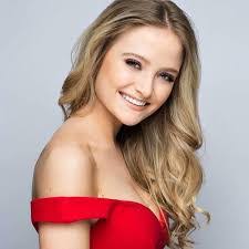 Elle Cook's Instagram, Twitter & Facebook