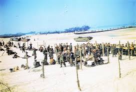 Le débarquement en normandie, qui a eu lieu le 6 juin 1944, a eu pour objectif de reprendre la france occupée par les allemands. D Day In Color Photographs From The Normandy Invasion Debarquement En Normandie Normandie Guerre Mondiale