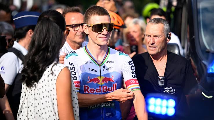 Remco Evenepoel, die om 2.30 uur in bed lag en souvenir vroeg aan Pogacar,  onthaald door pak fans: “Besef nog niet dat ik tweede werd in Tour” | Sport  | HLN.be