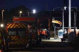 Des milliers de personnes ont passé une partie de la nuit dans le train ou en gare à la suite d'un éboulement à massy. U540 6exgym21m