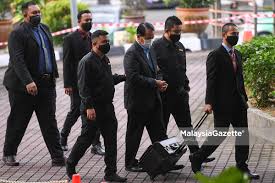 Rakyat yang tak ada kuasa, ada yang hampir setahun tak jumpa keluarga. Pengarah Jabatan Salah Guna Kuasa Didakwa Di Mahkamah