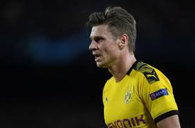 Piszczek wraca teraz do rodzinnych goczałkowic, gdzie dwa lata temu założył akademię piłkarską, która zresztą współpracuje z borussią. Lukasz Piszczek Signs Borussia Dortmund Contract Extension