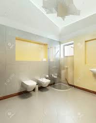 Gelb ist anregend, stimulierend und heiter.dazu wirkt gelb auch stark kommunikationsfördernd und sorgt für eine ausgeglichene, gelöste stimmung in räumen.helles gelb ist also tatsächlich eine echte sonnenfarbe. Bad Im Modernen Stil Badezimmer Mit Grauen Und Gelben Fliesen An Den Wanden Einer Duschkabine Waschbecken Wc Und Bidet 3d Ubertragen Lizenzfreie Fotos Bilder Und Stock Fotografie Image 60566630