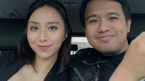 Gemas! Simak Gaya Berpakaian Clairine Clay dan Joshua Suherman yang Selalu  Serasi