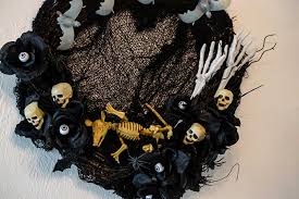 Scary halloween wreath outdoor halloween diy halloween decorations cute halloween holidays halloween halloween crafts pennywise decorations halloween stuff halloween makeup. Creepy Halloween Wreath Tutorial Hallstrom Home