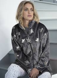 Une veste canat bleue dans laquelle on adore se blotir quand le froid vient nous surprendre. Epingle Sur Pyjamas Femmes Et Chemises De Nuit