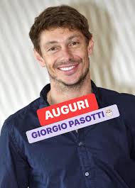 🎉 Buon compleanno a Giorgio Pasotti! 🎉 Oggi compie 52 anni uno degli  attori italiani più amati e versatili. Con il suo sguardo intenso e il suo  talento autentico, Pasotti ha saputo
