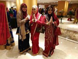 Baju melayu dan baju kurung di sini pun senang nak cari. Fesyen Baju Bollywood Muslimah