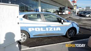 La polizia sta ora cercando di indagare per riuscire a risalire all'identità di chi si trovava al volante in quel momento. Aeroporto Fiumicino Ruba Auto Al Terminal 1 E Fugge Contromano Poi Provoca Due Incidenti E Ferisce Tre Persone
