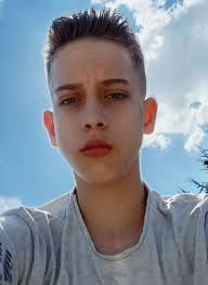 El este adolescentul care a murit la doar 14 ani. Mergea spre școală atunci  când... Vezi mai mult