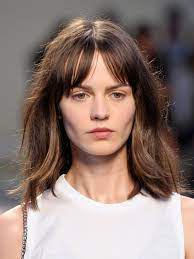 Dieses Model Zeigt Wie Gut Ein Long Bob Mit Einem Fransigen Pony Harmoniert Wie Findet Ihr Den Look Fransiger Pony Fransig Frisuren Mit Pony