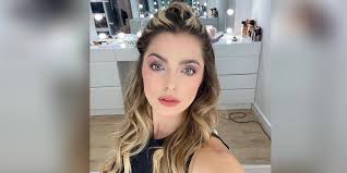 María cristina hurtado álvarez (copacabana, antioquia, 14 de septiembre de 1983) es una modelo y presentadora colombiana, famosa por haber participado en la segunda temporada del reality show protagonistas de novela. Cristina Hurtado Showed The Most Special Gift Her Son Gave Her Newsy Today