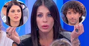 Stiamo parlando di samantha curcio, che ha deciso di lasciare il programma insieme ad alessio. Uomini E Donne Valentina Autiero Si Scaglia Contro Samantha Curcio E