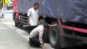Kecelakaan di desa cingebul kabupaten banyumas,,truk tepeng. Coba Salip Truk Dari Kiri Inilah Yang Dialami Pemotor Nahas Ini Arahjatim Com