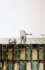 左から フレアニーモチーフのピン 40 000 フローラルクロスモチーフのピン 45 000 サングラス 209 000 クロムハーツ タイム ディッキーズ