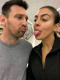 How can i laugh? 😆 By the way nice couple 😜