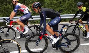 Richard carapaz y michael kwiatkowski llegan juntos a la meta en el tour de francia. Ni Un Pinchazo Frena A Carapaz En El Tour De Francia