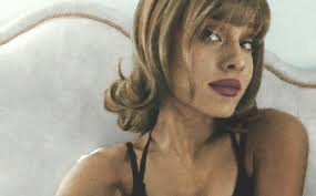 Ariana has taken out all her extensions and has previously revealed that her hair was severely damaged due to all the dying and bleaching she had to do to for her role in the show victorious. Fans Didn T Expected To See Her Like This Ariana Grande With Short Hair And Bangs Artist S Spectacular Transformation