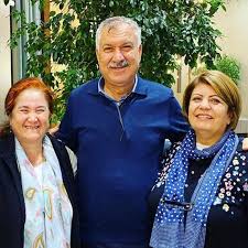 Böylece, sabahat akkiraz, daha 13 yaşında arif sağ ve orhan gencebay'ın sazları eşliğinde ilk 45'lik plağını mahmut erdal ile çıkardı. Sabahat Akkiraz Kac Yasinda Biyografi Sitesi