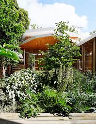 A Cosy Urban Cabin Surrounded By Lush Greenery Beautiful Homes Greenhouse Interiors Garden Plants Design