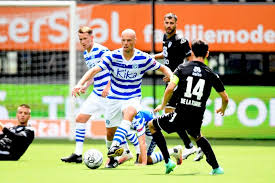 Voetballen op hoog niveau met spektakel én saamhorigheid tussen club en supporters. Axzffstsrmtaum