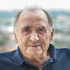 Claude brasseur pouvait en effet s'enorgueillir d'être le digne représentant d'une longue lignée de comédiens. Claude Brasseur Biographie News Photos Et Videos Tele Loisirs