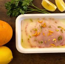 450 g di filetto di pesce spada 250 g di soncino 150 g di radicchio rosso 150 cl di olio extravergine d?oliva 12 granelli di pepe. Carpaccio Di Pesce Spada Agli Agrumi Ittica Brianza