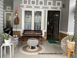 Keramik batu alam merupakan salah satu jenis penutup lantai yang modelnya menyerupai batu alam sebenarnya. 7 Model Teras Rumah Dengan Material Batu Alam Elegan Tidak Kampungan Desainrumahpedia Com Inspirasi Desain Rumah Minimalis Modern