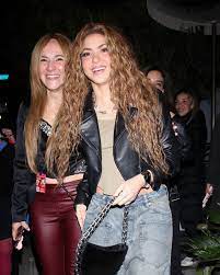 Después de su fantástica actuación en los Grammy, Shakira continuó la  celebración en The Bird Streets Club en West Hollywood, disfrutando del  éxito de la noche en compañía de amigos y otras