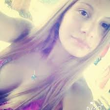 abril castillo (@abruu_03)