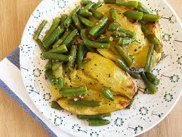 Aceasta reteta de mancare de fasole verde cu cartofi este o reteta din bucataria greceasca. Cartofi Cu Fasole Verde