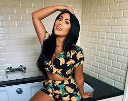Jay bigz ile olan birlikteliğine son veren sophie kasaei, ayrılığın acısını atlatmaya çalışıyor. Geordie Shore S Sophie Kasaei Gets Her Face Contoured With Light Tattoo Of Foundation Goss Ie