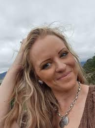 Not too long ago i was Broke, stressed & exhausted 😩 I felt like a  prisoner in my own life. But something inside of me refused to accept  defeat. Even in the