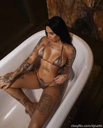 DJ nathi video nua mostrando a buceta