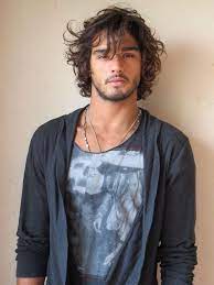 Mittellange Frisuren Fur Manner Locken Wilder Look Herrenfrisuren Lange Frisuren Fur Manner Lockige Haare