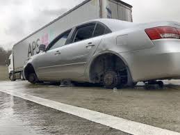An Der A2 Wird Ein Schrottauto Ausgeschlachtet Und Niemand Schreitet Ein Porta Westfalica Mindener Tageblatt In 2020 Schrottauto Porta Westfalica Autos