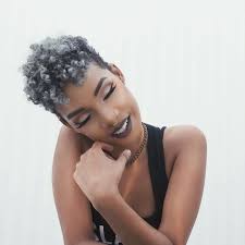 Lorsque les cheveux sont coupés courts, il n'ya pas beaucoup de longueur et les gens restent donc à l'écart des coiffures courtes. Les 10 Commandements Capillaires