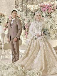 Kebaya warna keemasan, baju kebaya modern warna kuning emas, warna yang cocok dengan dres kebaya warna gold, baju kuning rok gold, jilbab pengantin kuning emas, kebaya glod, foto baju pengantin warna kuning emas, model batik wiru, baju pengantin warna gold, wedges untuk wisuda. Inspirasi Baju Pengantin Modern Untuk Pernikahan Impianmu Hai Gadis