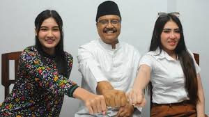 Dulu nikah di gereja, nella kharisma isyaratkan temani suami puasa agustus 2021 nanti usia pernikahan keduanya genap 1 tahun. Gus Ipul Satukan Via Vallen Dan Nella Kharisma Di Pilgub Jatim Kumparan Com