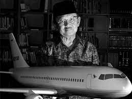 Bj habibie meninggal di usia 83 tahun, kemarin. Kesedihan Habibie Dan 4 Prototype Pesawat N250 Dibingkai Kaca
