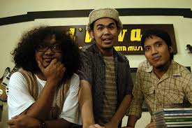 Album ini dirilis bersamaan dengan film garasi di tahun 2006. Garasi Miles Films