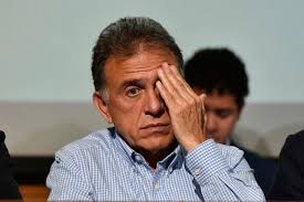 Se le enferman los colaboradores a Yunes Linares