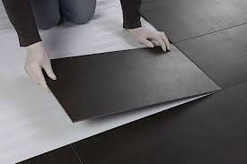 Poser du carrelage est accessible à tout néophyte pourvu de la bonne technique et des bons outils. Comment Poser Du Carrelage Au Sol Sans Colle