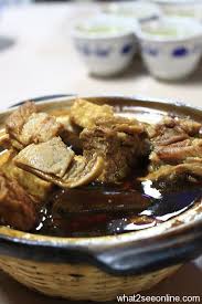 Fructus jujubae, polygonatum odoratum, codonopsis pilosula, rehmania combine water, bak kut teh spices, meat, 3 garlic bulbs, salt & soya sauce; Penang Food Klang Bak Kut Teh What2seeonline Com