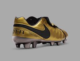Gold Wrapped Nike Tiempo Totti X Roma Boots Celebrate Francesco Totti S 25 Year Career Botines Futbol Botas De Futbol Chuteras