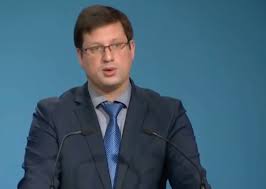 Gulyás gergely az orvosok vezényelhetőségével kapcsolatos kérdésre válaszolva leszögezte: Gulyas Gergely Beperli Azokat A Lapokat Amelyek Szerint Viszonya Volt Koncz Zsofiaval Szmo Hu
